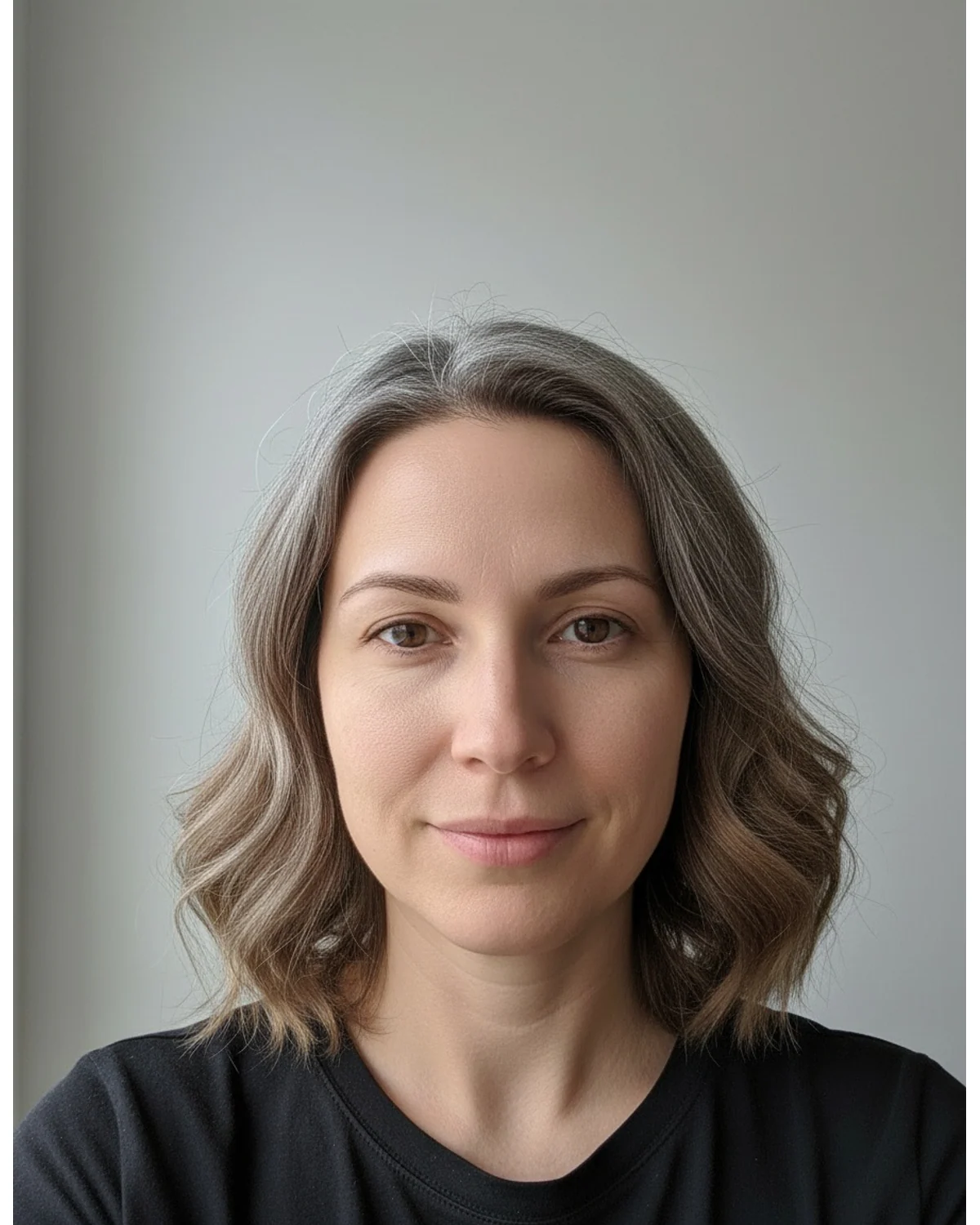 Le même portrait après une consigne « 55 ans » : cheveux grisonnants et traits marqués, mais un rendu qui paraît plus proche de la quarantaine
